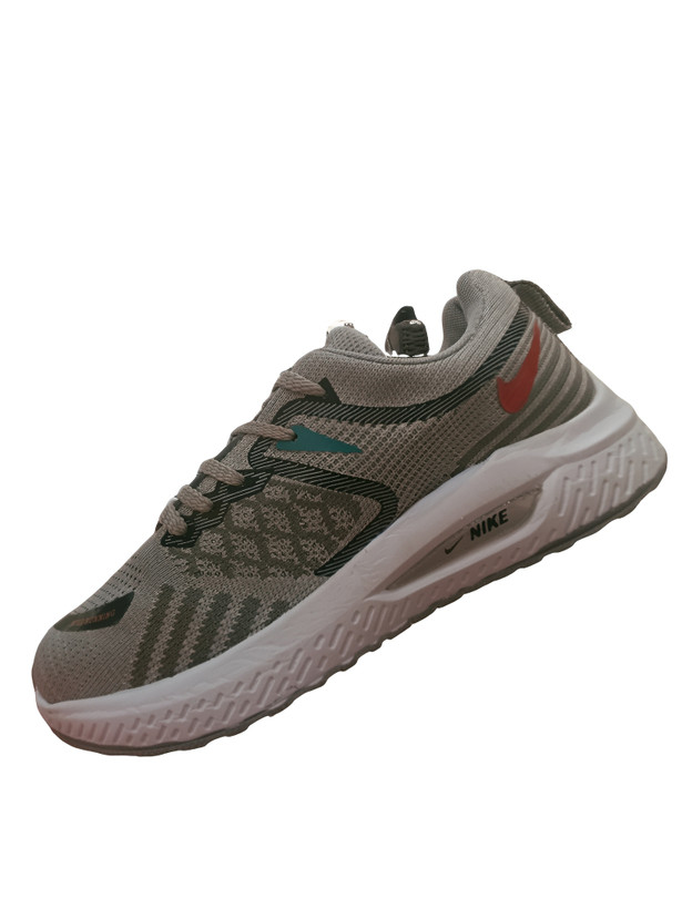 کتونی زنانه نایک ایر زوم در دو رنگ مشکی و طوسی، مناسب پیادهروی و استفاده روزمره با سایزبندی ۳۷ تا ۴۰