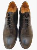 کفش رسمی مردانه مشکی با طراحی cap toe، دارای رویه چرم براق با بافت طرحدار، بنددار و مناسب استایل رسمی و اداری