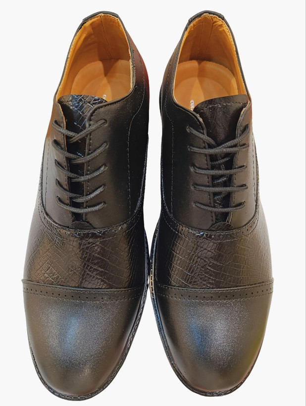 کفش رسمی مردانه مشکی با طراحی cap toe، دارای رویه چرم براق با بافت طرحدار، بنددار و مناسب استایل رسمی و اداری